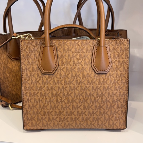 Michael Kors Mercer Medium Pebbled Leather Crossbody Bag - Picture 4 of 16